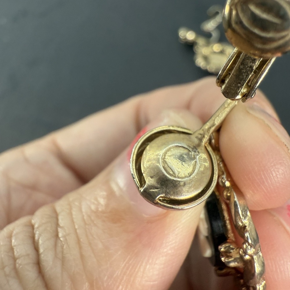 VTG JUDY LEE BLACK WHITE CAMEO SHINY GOLD DOOR KNOCKER DANGLE EARRINGS CLIP-ON - Picture 5 of 6